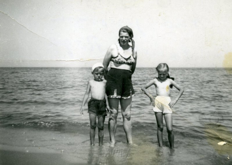 KKE 4662.jpg - Fot. Nad morzem. Jadwiga Jarzynowska (z domu Siemaszko) z dziećmi Andrzejem Jarzynowskim i Marią Jolantą Mierzejewską (z domu Jarzynowska), Chałupy, 1954 r.